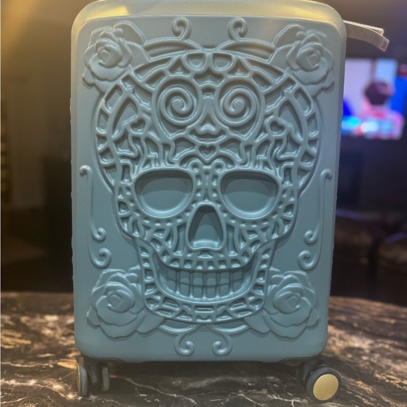 NWT IT Printed sage green  Skull Luggage, Suitcase, Travel Bag - 24 - Picture 3 of 6
